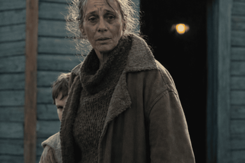 Elle a donné son dernier morceau de pain à un enfant affamé. 15 ans plus tard, il revient pour tenir une promesse incroyable… 